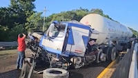Intenso choque entre tráileres provoca cierre de carretera federal... ¡Por más de 4 horas!