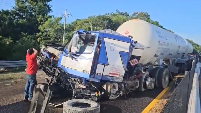 Intenso choque entre tráileres provoca cierre de carretera federal... ¡Por más de 4 horas!