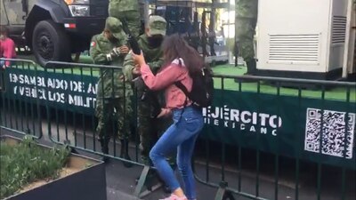 Prestaron un arma durante desfile