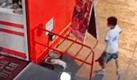 VIDEO: Niño abandona a su perrito afuera de una tienda con comida para ‘lomitos’ callejeros