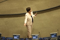 “¿Dónde está Inzunza?“: Lilly Téllez exhibe el escaño vacío del senador de Morena