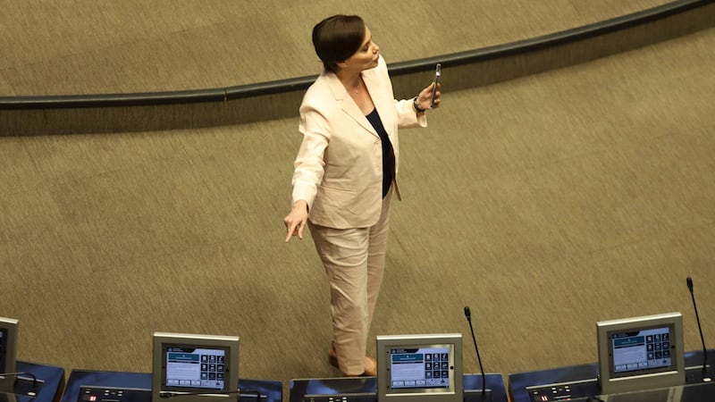 “¿Dónde está Inzunza?“: Lilly Téllez exhibe el escaño vacío del senador de Morena