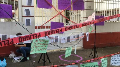 Las mujeres colocaron letreros donde señalan a Muñoz Ledo como abusador