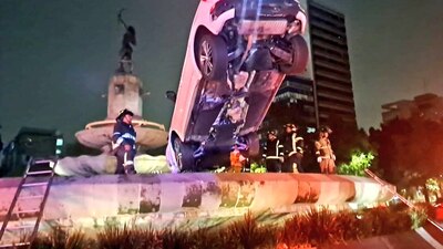 Aún no se sabe cómo llego el auto a la fuente capitalina
