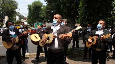 Con música, mariachis 'echan porras' a médicos, enfermeras y pacientes por la pandemia del COVID-19