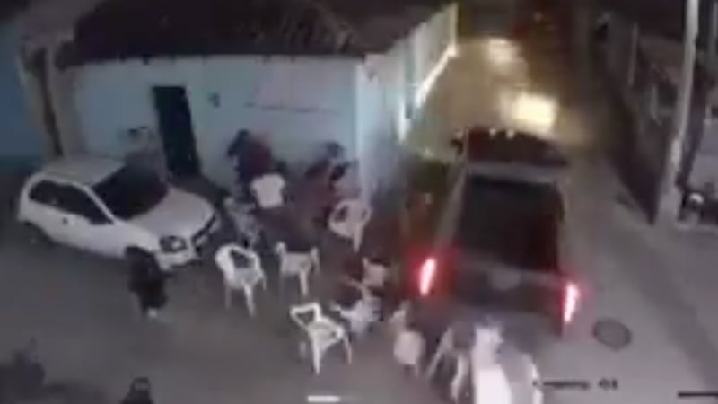 VIDEO: Camioneta se queda sin gasolina y embiste a familia durante un funeral