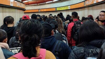 Usuarios hacen fila en los andenes para acceder a los trenes