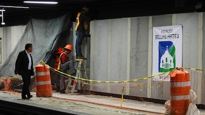 CIUDAD DE MÉXICO, 19MAYO2026.- Continúan las obras de remodelación del sistema colectivo metro a veinte días del inicio del Mundial 2026. En algunas estaciones como Hidalgo, Bellas Artes, Allende y Zócalo, usuarios transitan por espacios reducidos al descender de los andenes, además de zonas con desniveles debido a áreas donde ya fue colocada loseta y otras que permanecen con tierra.