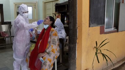 En Mumbai, India, se realizan pruebas de COVID-19 debido al crecimiento de los contagios