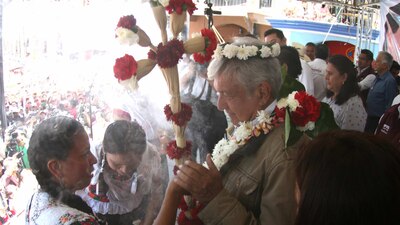 El tabasqueño fue recibido con un ritual náhuatl en Huauchinango, Puebla