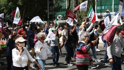 Poco más de 5 mil personas acudieron al Zócalo para apoyar a AMLO