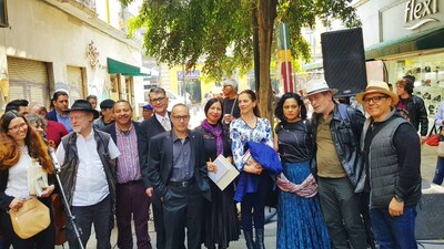 La escritora y esposa de AMLO leyó poemas en la calle de Motolinia