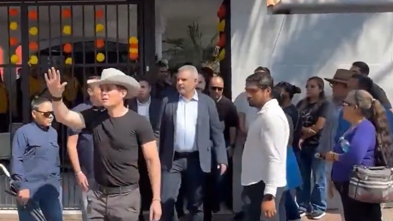 VIDEO: Abuchean a Ramírez Bedolla en funeral de Carlos Manzo