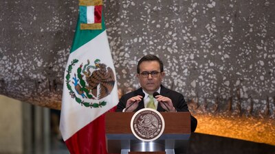 El exfuncionario federal dijo que la dependencia pidió a un juez que evite su toma de protesta como diputado federal