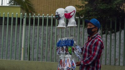 Expertos aseguran que podrían no ser tan efectivos frente a la variante ómicron que actualmente impacta