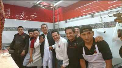 El candidato independiente aprovechó la visita para matizar su propuesta de "mochar manos"