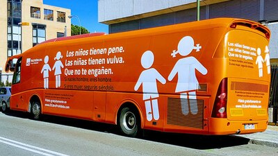Este es uno de los autobuses de la organización que han causado polémica en España