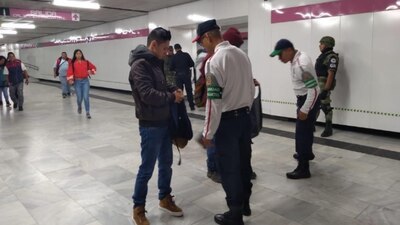 Usuarios del Metro fueron revisados por elementos de la Policía del Transporte y la Guardia Nacional