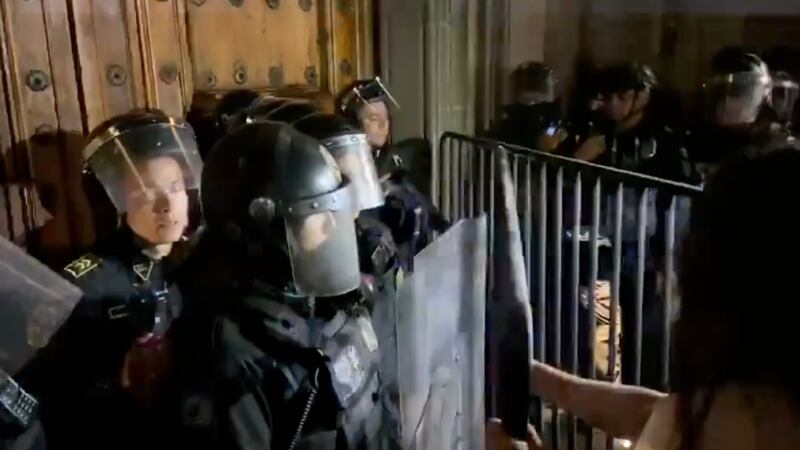 Retiran vallas de Palacio Nacional durante vigilia por desaparecidos; policías arriban al recinto