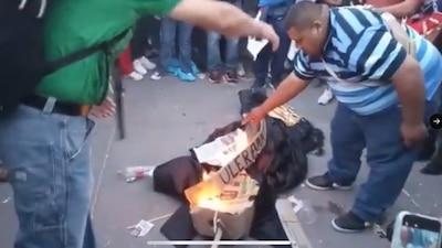 Las personas destrozaron la piñata mientras gritaban “Fuego, fuego”, “¡Fuera Piña, fuera Piña!”