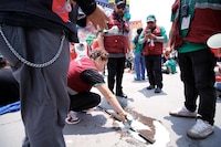 GALERÍA: Así destruyen el alcohol que buscan ingresar ilegalmente al Fan Fest del Zócalo