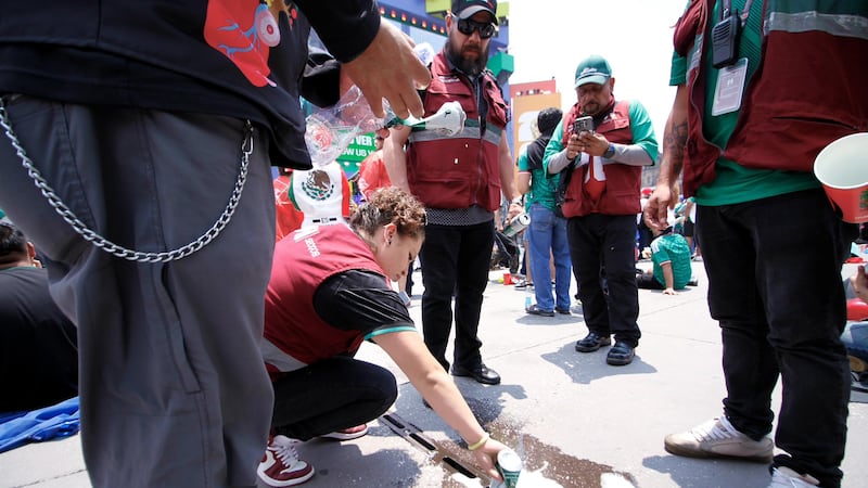 GALERÍA: Así destruyen el alcohol que buscan ingresar ilegalmente al Fan Fest del Zócalo