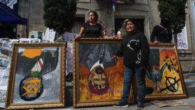 La manifestantes pusieron en subasta los cuadros pintados en forma de protesta