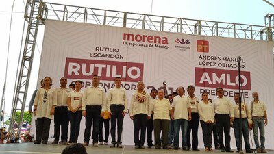 AMLO (centro) dijo que compartirá un documental sobre el populismo si le dicen quién pagó el material