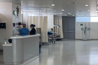 Reportan estable al recién nacido abandonado en una jardinera de iglesia en plena Navidad