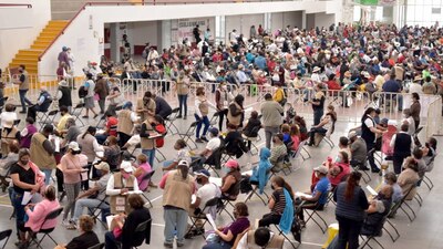 Adultos mayores esperan su turno para ser vacunados contra el COVID-19