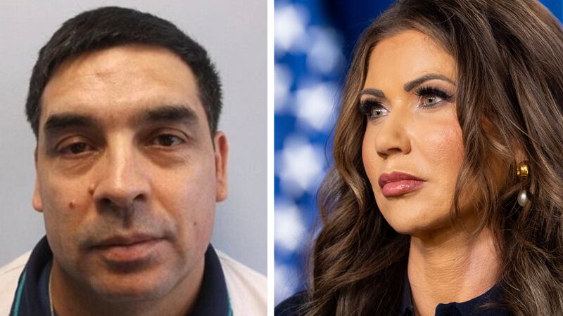 Acusan a migrante chileno de robar el bolso de la secretaria de Seguridad de EU, Kristi Noem