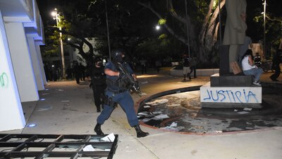 Elementos policiacos de Cancún dispararon para frenar la protesta por el feminicidio de 'Alexis'