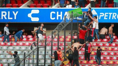 La barra de los Gallos Blancos no podrá entrar al estadio por 3 años en calidad de local