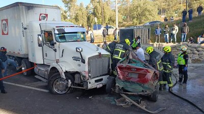 Pese a quedar prensado en un auto que terminó destruido, el conductor salió con vida