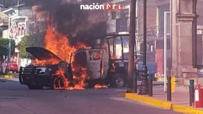 ...Y en pleno centro de Jerécuaro, Guanajuato, queman una patrulla