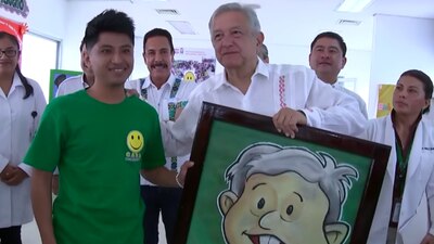 El presidente también recibió una pintura como regalo