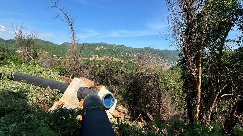 Tubo roto contamina playa Icacos en Acapulco y se pinta de café; “es lodo”, dicen autoridades