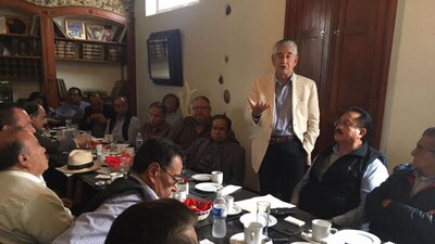 César Augusto Santiago (de pie), el priista que quiere crear el nuevo partido de México