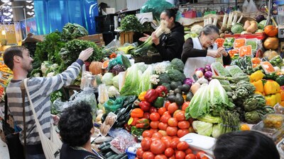 La mayor parte del gasto de los mexicanos es para alimentos y bebidas