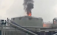 Tormenta eléctrica desata incendio en terminal de almacenamiento de Pemex en Coatzacoalcos