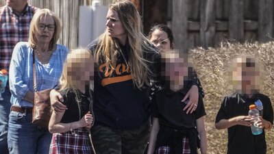 Padres de familia acudieron a la escuela cristiana para asistir la salida de alumnos tras el ataque