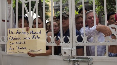 Diariamente grupos de personas visitan al tabasqueño para mostrarle su apoyo y admiración