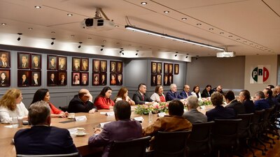 Se reunió en privado con gobernadores y dirigentes del PRI
