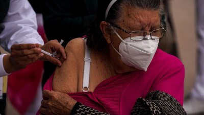 Adultos mayores de todo el país fueron vacunados contra la COVID-19