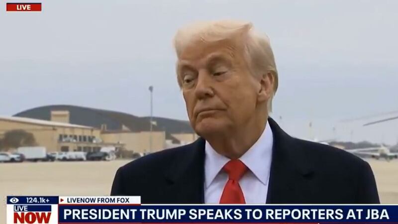 “¿Vieron eso”, reportero le da un ‘microfonazo’ a Trump durante entrevista