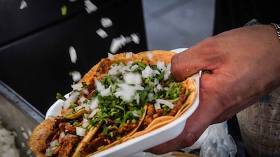 Turista demanda a restaurante por servirle salsa muy picante