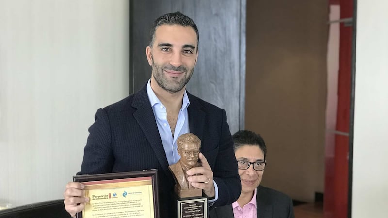 Simón Levy recibe premio y adelanta el plan de turismo del gobierno de AMLO
