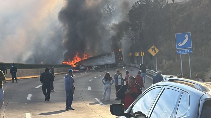 Suman 6 muertos tras choque múltiple y explosión de una pipa en la México-Puebla