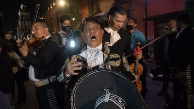 Simpatizantes de Andrés Manuel se congregaron en las afueras de Palacio Nacional, para llevarle serenata