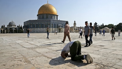 Un musulmán reza afuera de un templo en Jerusalén